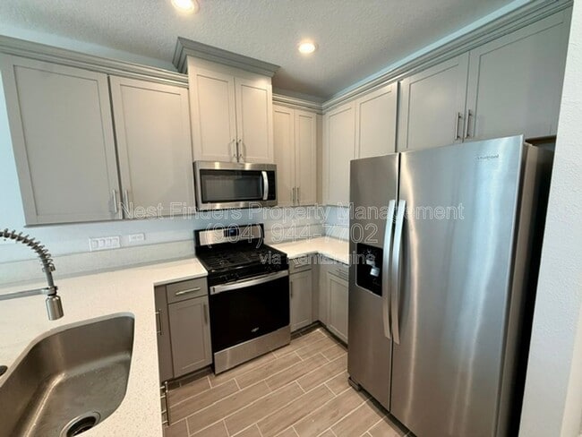 Building Photo - 215 Pine Bluff Dr