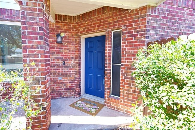 Building Photo - 27 Fern Ave W