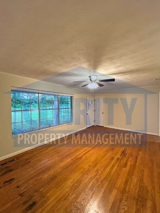 Foto del edificio - Three bedroom home w/ lots of storage!