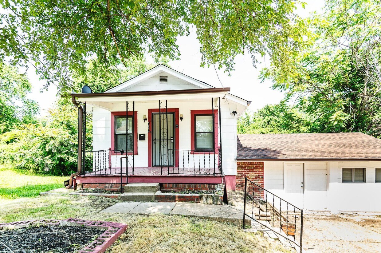 Foto principal - Charming 2-Bedroom Home for Lease