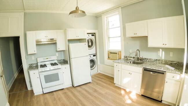 Cocina renovada con encimeras de granito, lavadora/secadora y lavavajillas nuevos. - 1204 John St
