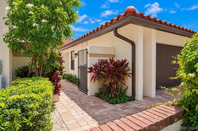 Building Photo - 21460 Laguna Dr