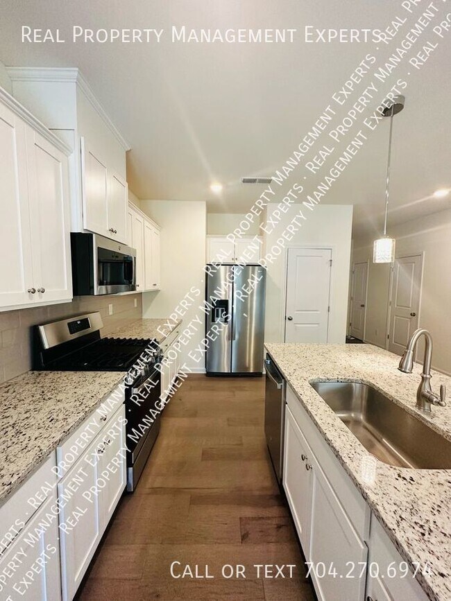 Building Photo - 3BR/2.5BA Townhouse in Concord!
