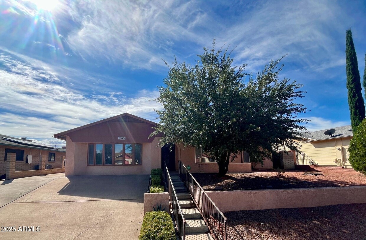 Primary Photo - 1300 E Buckhorn Dr