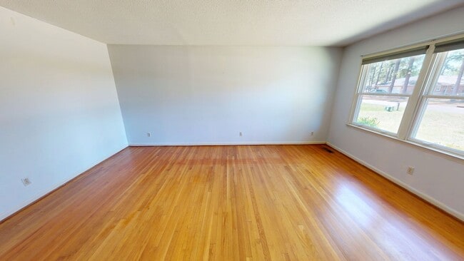 Building Photo - Charming 3 Bedroom Brick Ranch with Refurbished Original Woodwork