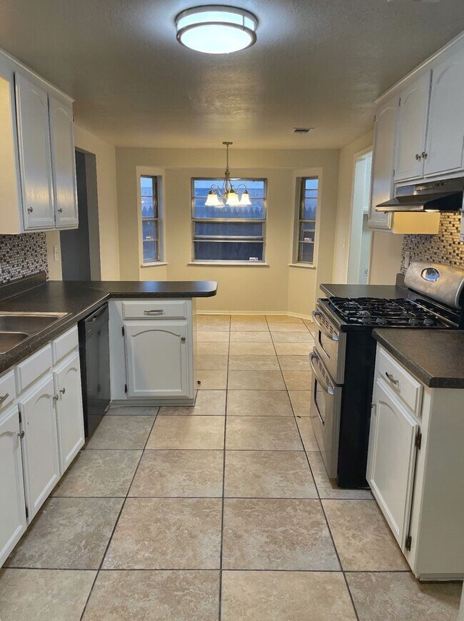 Building Photo - Wood Floors, Covered Patio, PUTNAM CITY SC...