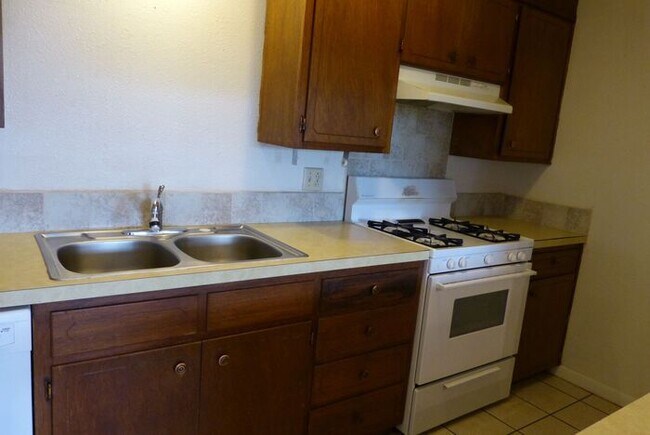 Building Photo - 2 bedroom 1 bath apartment