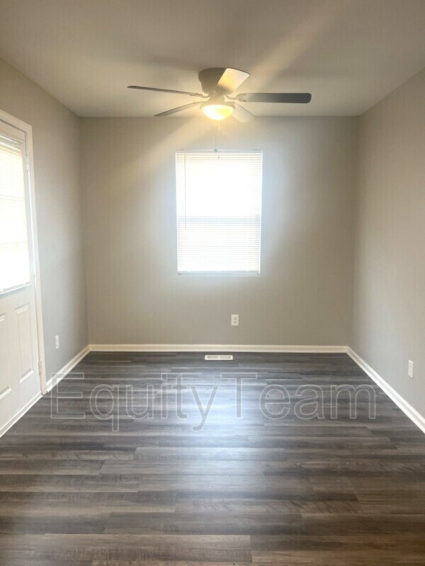 Foto del edificio - 4909 Buckhorn Dr