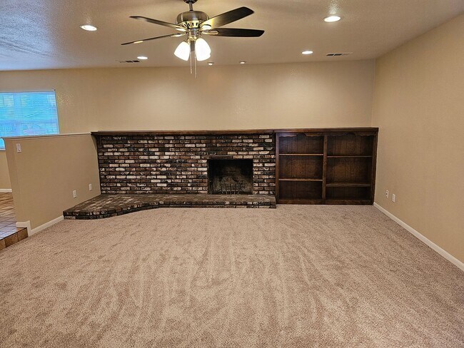 Foto del edificio - Available Now!