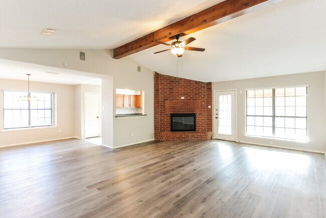 Foto del edificio - 7618 Creek Wood Dr
