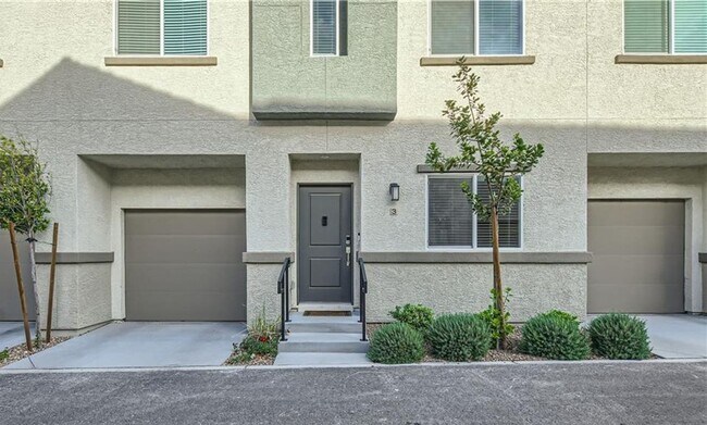 Foto del edificio - Beautiful townhome with amazing amenities,  convenience in a desirable community.