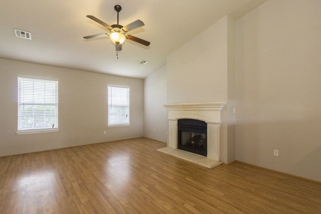 Building Photo - 3 Bedroom in The Crossing at 91st