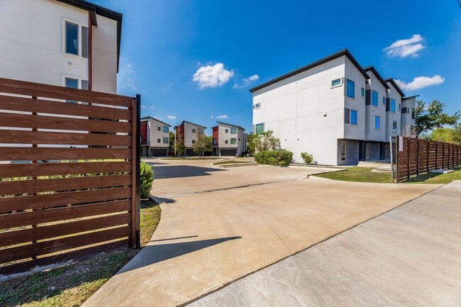 Building Photo - 1417 Kramer Ln