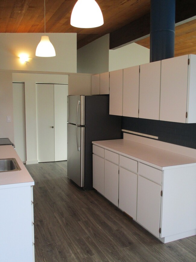 Building Photo - Charming 2 Bedroom Rambler with Harbor Vie...