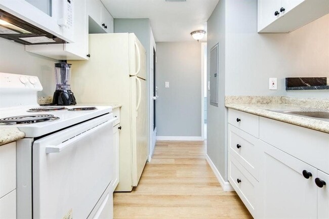 Building Photo - 2615 Cove Cay Dr