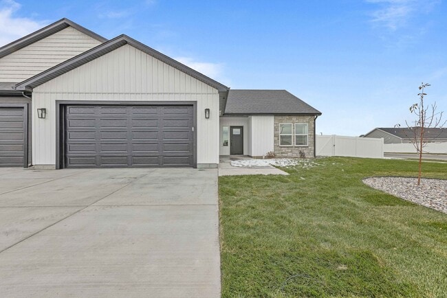 Building Photo - TWIN HOME FOR RENT IN SUGAR CITY 3 BEDROOM...