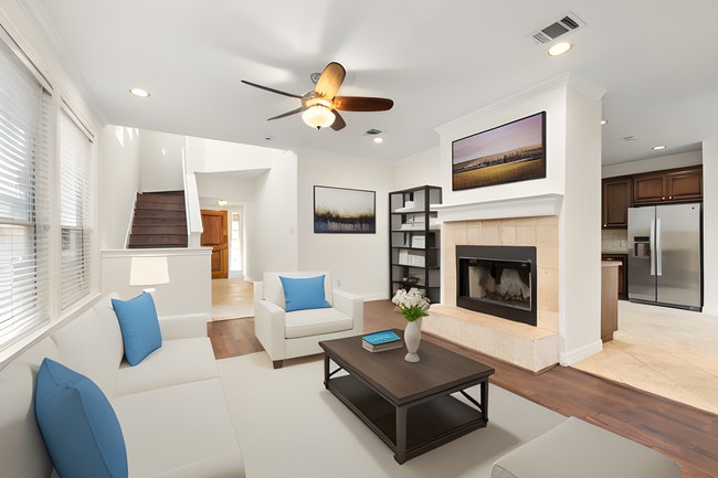 Building Photo - MOVE IN ASAP: Hyde Park Area / Traditional...