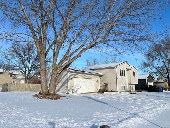 Building Photo - 5 Bed/2 Bath West Side Home!