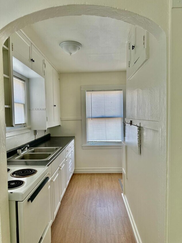 Primary Photo - Hard find 1 bdrm, 1 bath Bungalow charmer ...
