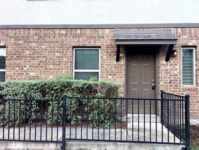 Foto del edificio - 2304 S Lakeline Blvd