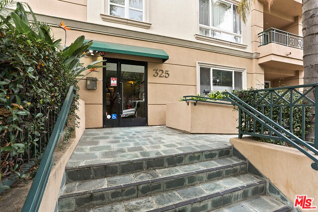 Foto del edificio - 325 Arnaz Dr
