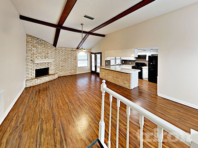 Building Photo - 16259 Hollow Wood Dr