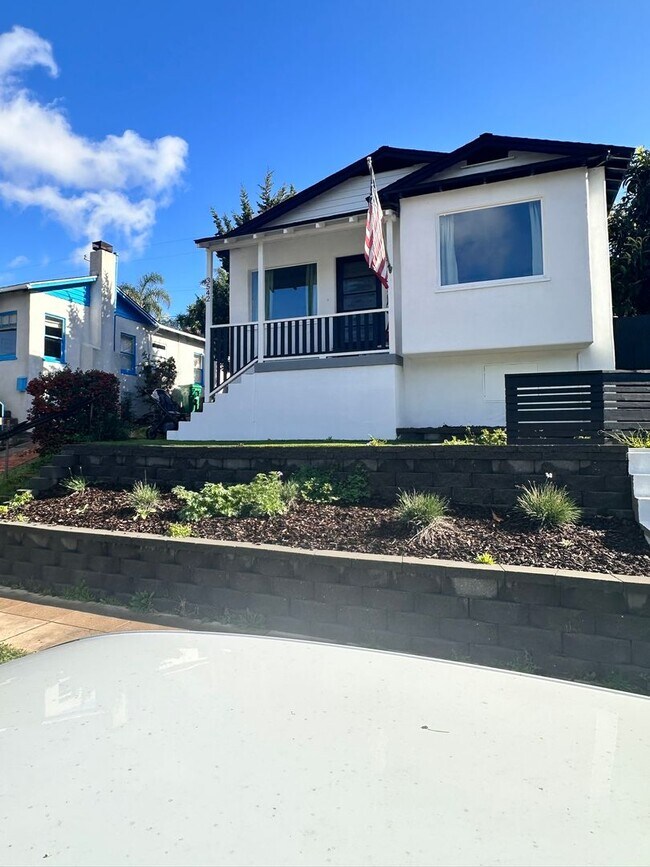 Foto del edificio - Perfect Point Loma Home! adorable 2 bed, 2 bath home with spacious yard! Don't miss out!!