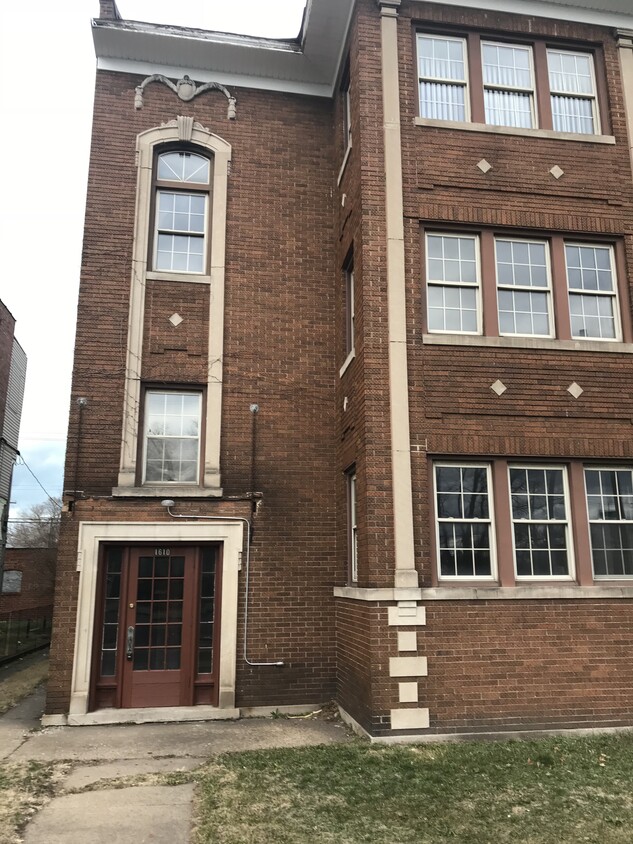Front Entrance - 1610 W 5th Ave