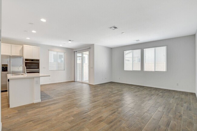 Building Photo - Newly built Home, gated