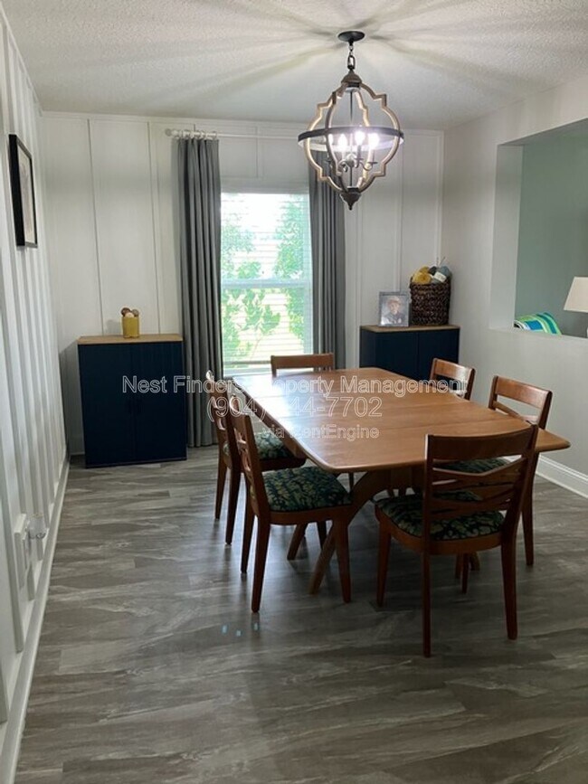 Foto del edificio - 7842 Sunnydale Ln