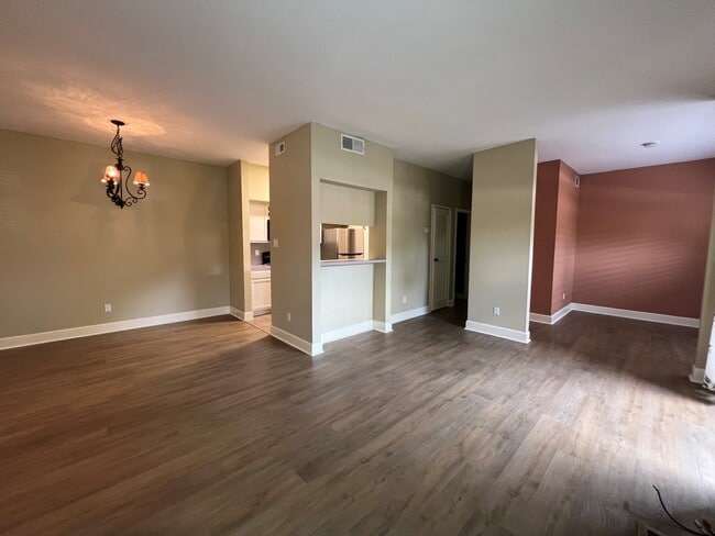 Building Photo - 2025 Augusta Dr
