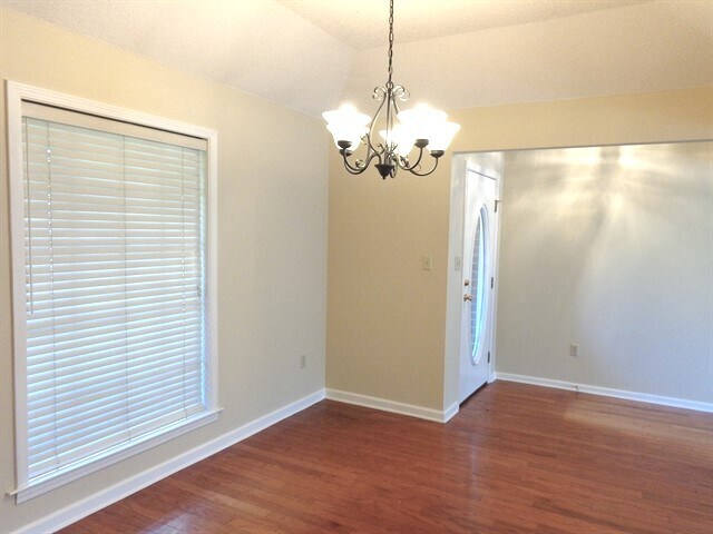 Foto del edificio - 5026 Springtree Dr
