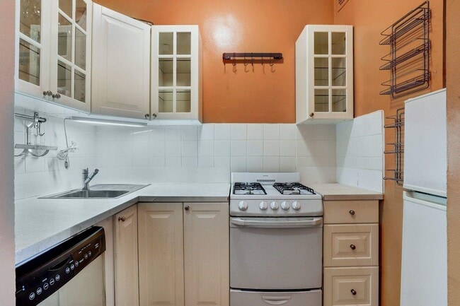 Building Photo - 321 E 89th St