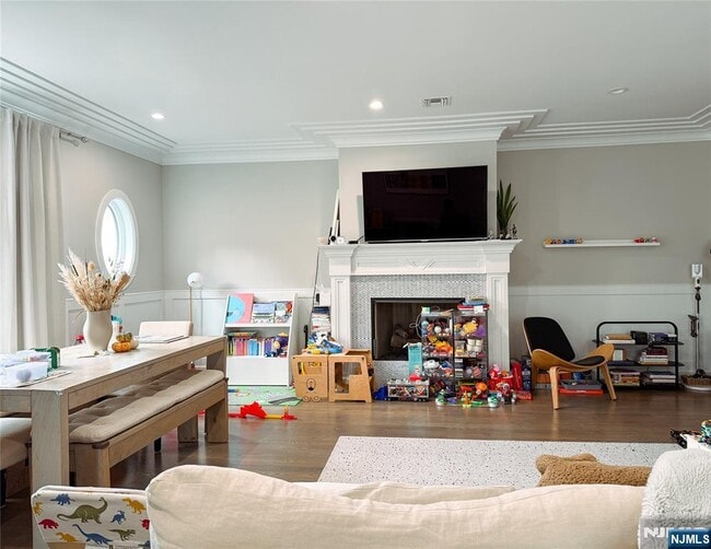 Building Photo - 555 Edgewater Ave