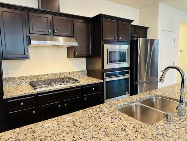 Building Photo - $1,995 Fowler & Belmont, 3 Bed Home, Gated...