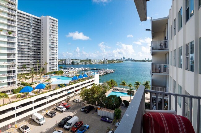 Foto del edificio - 7545 E Treasure Dr
