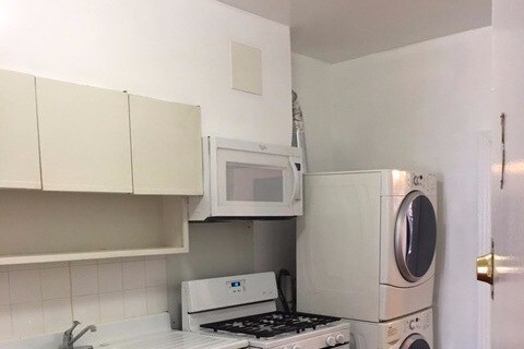 Spacious kitchen w/ update appliances. - 1506 Bolton St