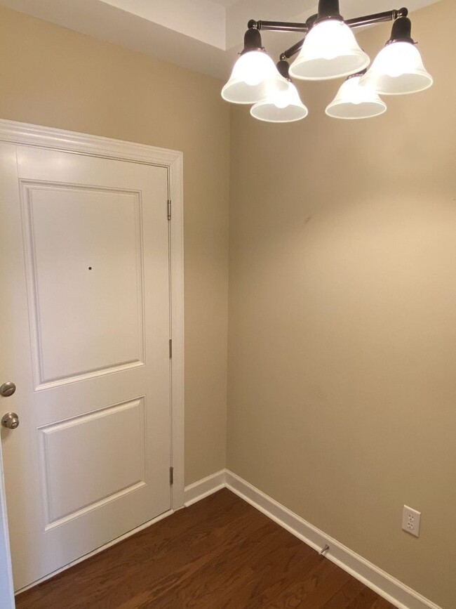 Foto del edificio - Convenient 1 Bedroom Condo in Dilworth