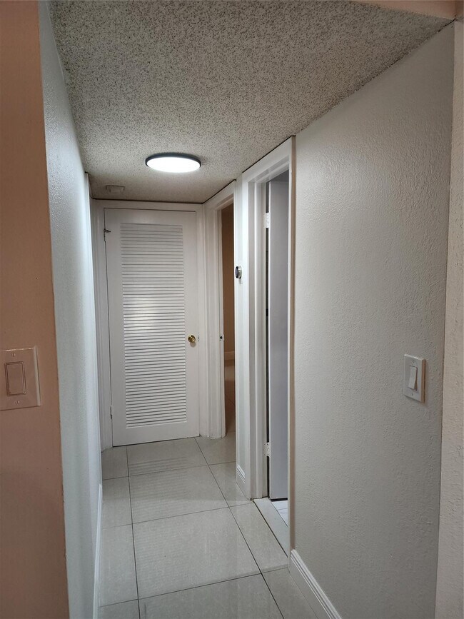 Building Photo - 5140 SW 40th Ave