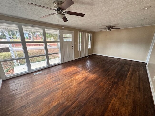 Foto del edificio - 138 Youngs Mill Rd