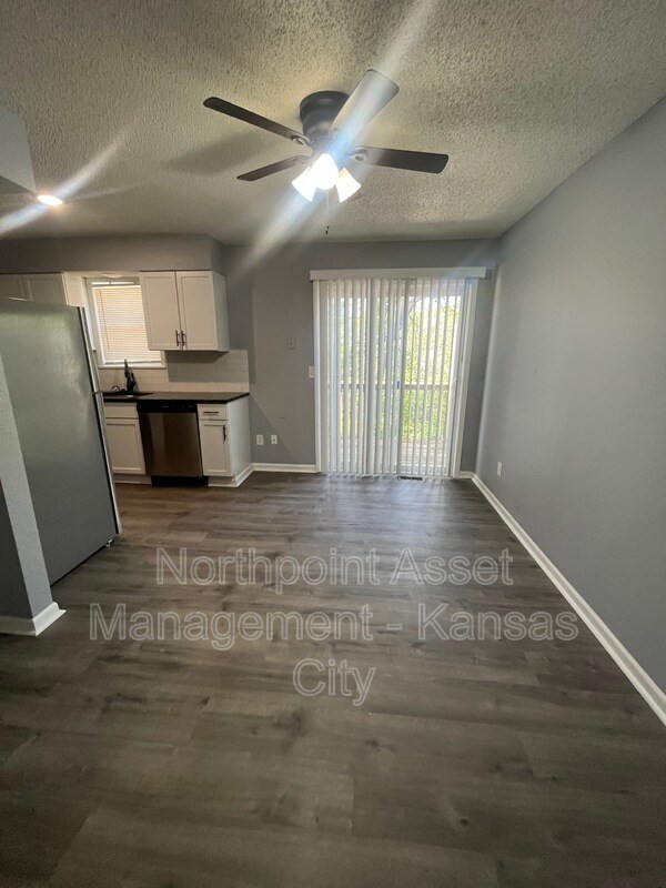 Building Photo - 401 NE Highland Ln