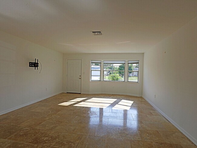 Building Photo - Fort Myers 2150