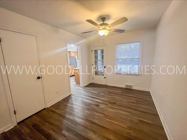 Foto del edificio - 3 Bedroom 2 bath with a huge fenced in bac...