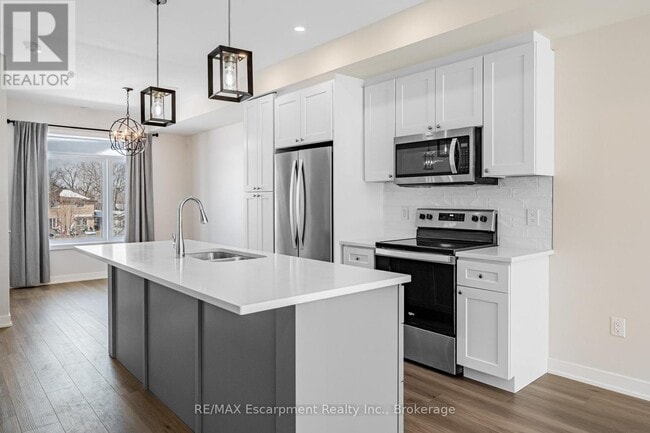 Photo du bâtiment - 590 N Service Rd