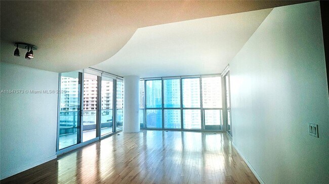 Foto del edificio - 1331 Brickell Bay Dr