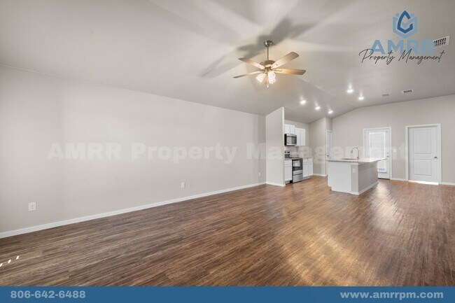 Foto del edificio - 3 Bedroom For Summer Pre-Lease!