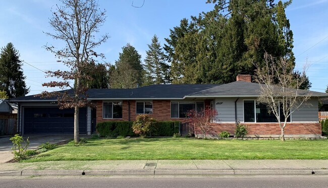 1690 N Davis Cornelius (Unit A) - 1690 N Davis St