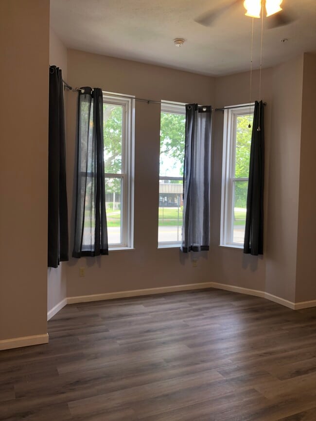 Building Photo - 437 W 6th St