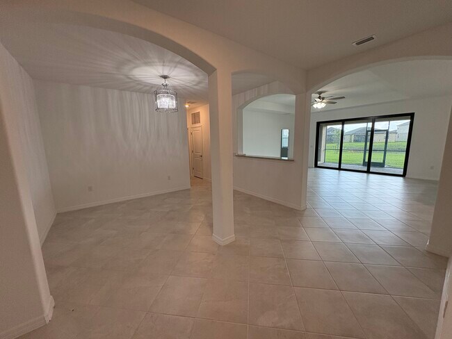 Building Photo - 3305 Altimira Dr