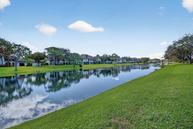 Foto del edificio - 16100 W Bay Dr